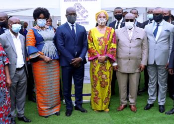 Visite des Ministres du Commerce Extérieur de l’Economie Nationale au laboratoire central de l’OCC spécialisé en essais physico-chimiques et microbiologistes.