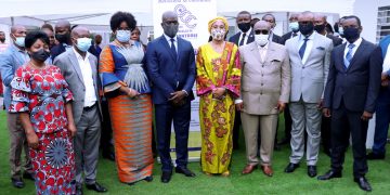 Visite des Ministres du Commerce Extérieur de l’Economie Nationale au laboratoire central de l’OCC spécialisé en essais physico-chimiques et microbiologistes.