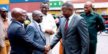 Son Excellence monsieur Julien PALUKU KAHONGYA en visite à l’Agence Beach Ngobila de l’OCC