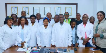 La Direction Générale inspecte le site d’aménagement des nouveaux équipements de laboratoires.