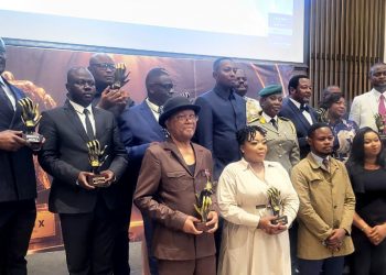 Le DG Pierre LOHOHOLA reçoit le trophée du “Manager Exemplaire” de Bravo X