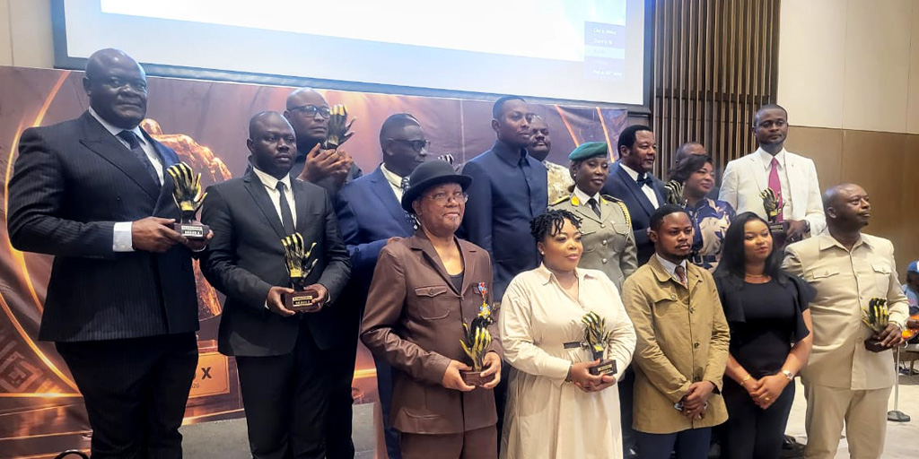 Le DG Pierre LOHOHOLA reçoit le trophée du “Manager Exemplaire” de Bravo X